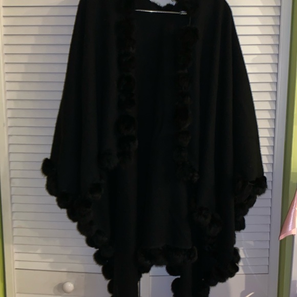 vintage cape Jackets & Blazers - Vintage Black fur trimmed cape